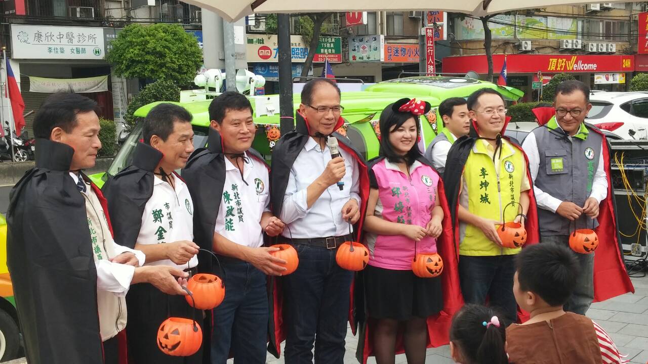 民進黨新北市長候選人游錫堃今(26)日下午在立法委員高志鵬、新北市議員李余典、鄭金隆、陳啟能、李坤城、新北市議員參選人邱婷蔚陪同，一起參加由三重總部舉辦「萬聖加游、新北光榮」活動。﹝圖，游錫堃競選辦公室提供﹞