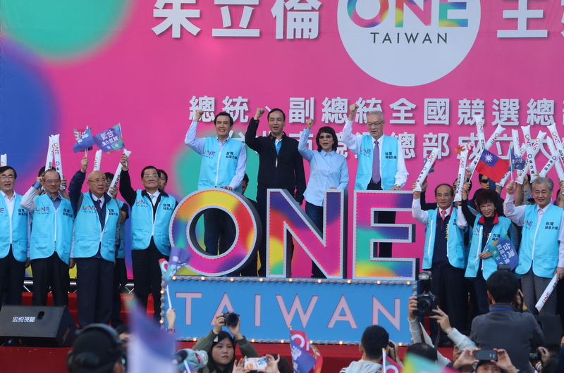 國民黨敗選後黨主席朱立倫辭職，陷入群龍無首。國民黨中常委十餘人今前往總統府見副總統吳敦義（台上右一），希望他出馬帶領國民黨。（資料照片，何豪毅攝）20160118