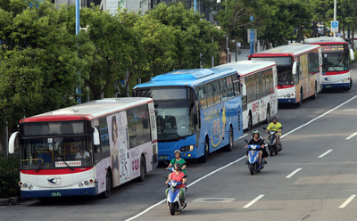 北市擬實施公車里程計費，傳新票價漲幅至少逾4成，市府公運處今（5）日表示，報載票價僅為研議方案，非北市府已定案，但公運處稱，公車里程計費案電話民調「七成支持」。（中央社資料照片）