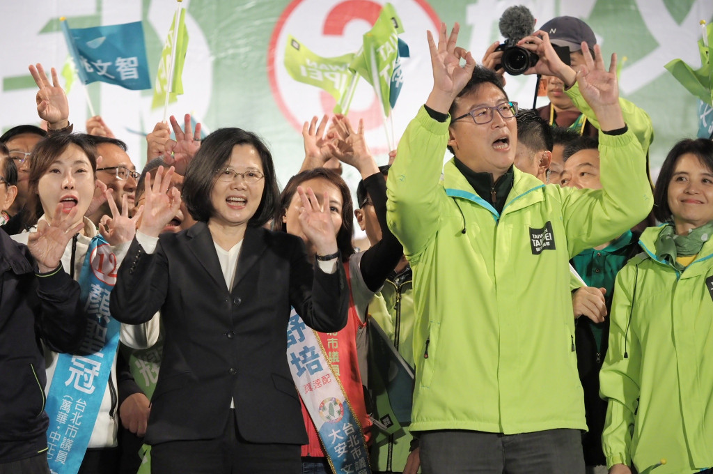 姚文智今（23）晚在舉辦「國家首都，勝選之夜」造勢，總統兼民進黨黨主席蔡英文現身力挺。圖／張家銘