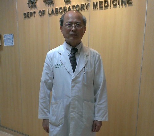 高醫大附醫「過來人」張建國前副院長,回母校附屬醫院擔任副院長的這段時間,發現了很多跟學生時代認知完全不同的高醫,及董事會的惡行,因而將這些經過記錄在高醫歷史這個部落格。(王伯仁攝)