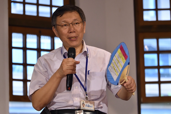 柯文哲到北投溫泉博物館參加恆春民謠節記者會，並反駁外界指拆違建立場轉彎的說法。圖／台北市政府