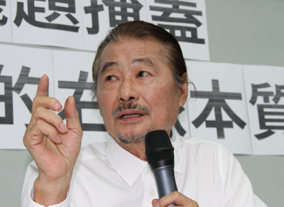 總統獨立參選人施明德今日舉行記者會，將砲口對準馬英九總統，力挺前總統李登輝「日本祖國說」言論，認為李前總統的言論有其歷史情感背景，身為總統應該多些理解而非隨意謾罵攻擊。（中央社資料照）