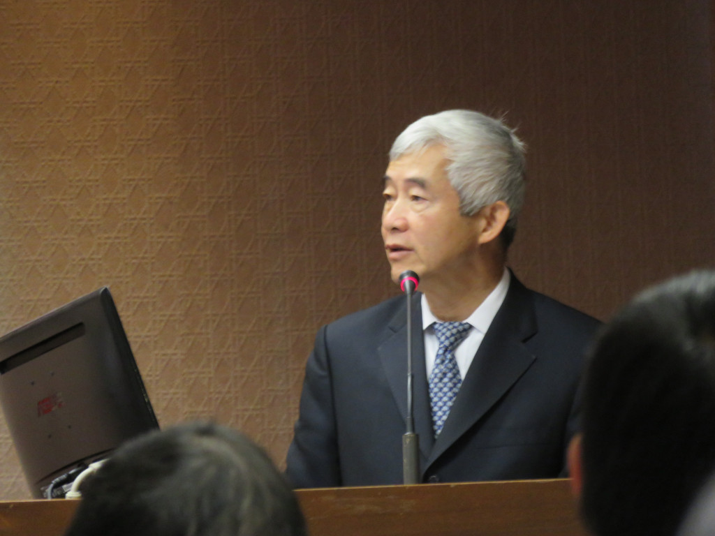 針對北宜直鐵未納入「前瞻基礎建設計畫」軌道建設，僅編列1.2億，交通部長賀陳旦上午表示，現階段先朝環境評估處理，若順利通過，預算會在年度計畫編列，或在前瞻計畫滾動式檢討處理。他也預估到進入環評「差不多要二年」。圖／唐詩