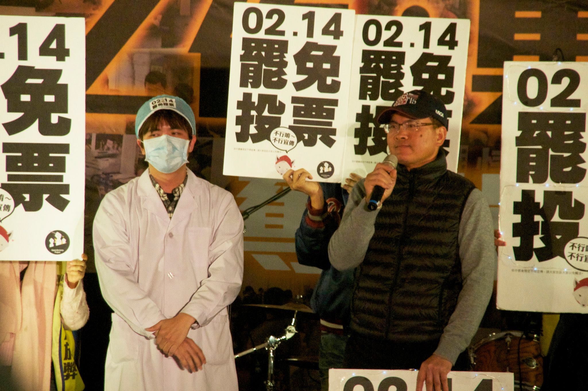 割闌尾行動去年轟轟烈烈展開，卻因為罷免門檻高導致功虧一簣，現在國會也政黨輪替，立委們修法降低罷免門檻攸關各立委利益，到底玩真的還玩假的，大家都在看！（圖為名主持人鄭弘儀去年參加割闌尾罷免晚會，記者黃謙賢攝）