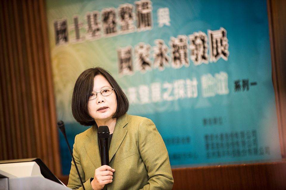 中華民國總統是三軍統帥，蔡英文：既然競選這職務，嚴肅面對募兵制問題。（摘自臉書）