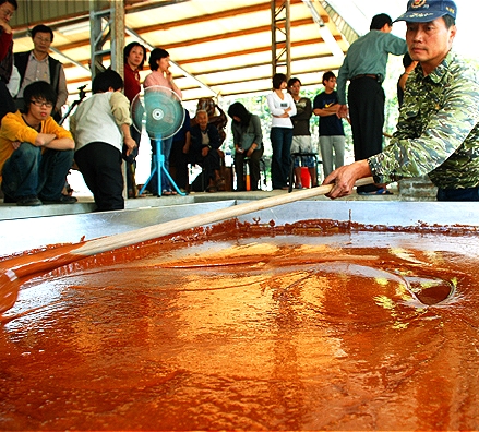 這些保留最傳統美味、手作的黑糖，卻背負了內含致癌物的原罪！？可是，誰知道，只要高溫燒烤炒炸，就算最健康的蔬菜水果所含的「丙烯醯胺」都比黑糖來的高得多！？誰又知道就算完全不吃黑糖，每天頂多也只能減少2％的丙烯醯胺攝取！（圖：取材自網路）