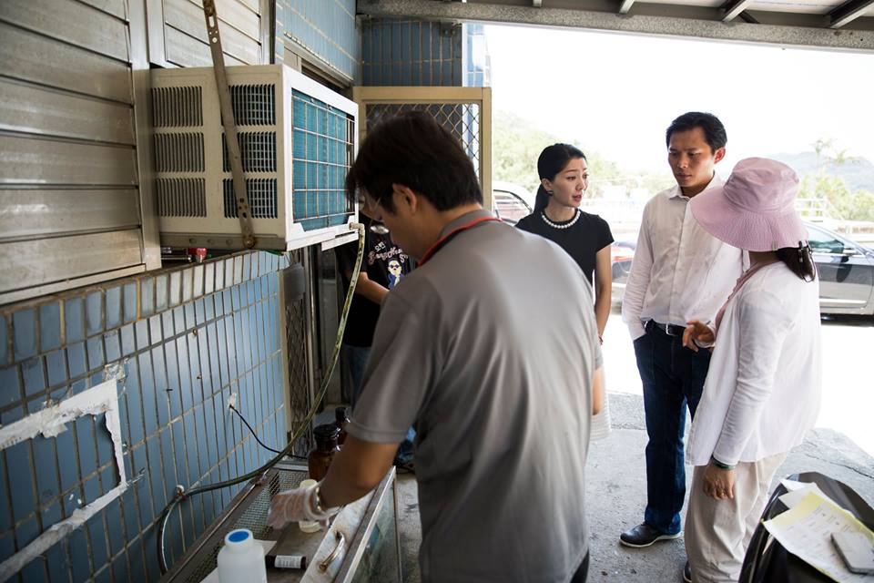黃國昌與民進黨議員林裔綺今天前往瑞芳淨水廠，瞭解瑞芳人引用飲用水遭油污染情形。（摘自臉書）