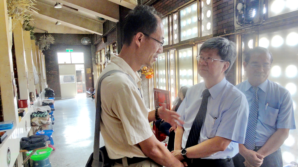 吳思華南下向張雅茹老師上香,造訪豐山國小與多位偏鄉學校校長及教師們進行座談,實地了解偏鄉學校的需求…(照片/教育部)