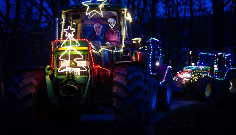 一千多位北威州農民駕駛著他們的拖拉機，用五顏六色的彩燈裝扮了一輛輛拖拉機在疫情襲擾的日子，農民們心裡裝載著陽光，他們挺身而出，以特殊的方式，點亮黑夜，慰問病人，以聖誕老人般的虔誠，祝福世人，平安健康！圖／田牧
