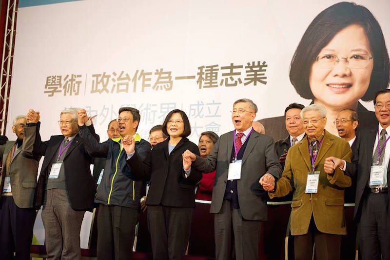 由前衛生署長李明亮召集長李明亮擔任召集人，23位中研院院士、24位前大學校長擔任發起人，支持英仁配。（黃謙賢攝）