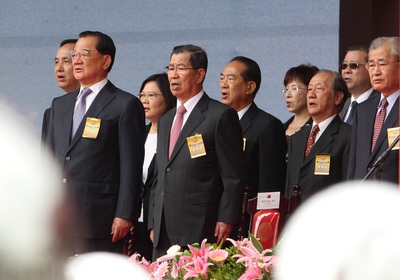 總統府前廣場的國慶典禮，國民黨主席朱立倫（左起）、國民黨前主席連戰、民進黨主席蔡英文等人起立唱國歌。（中央社）20151010