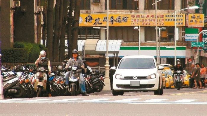 在台灣，汽機車白天開燈，會被指為「誤開」或「浪費」，其實是這樣嗎？彰化縣帶頭提倡「白天開車燈」，有助於行車安全，對照歐美國家多有行之，此議殊值重視，甚至考慮修法規定在汽車製造時即設備。（摘自網路）