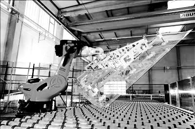 全自動化就消滅了200萬個工作機會。圖/維基百科公有領域 (KUKA Roboter GmbH, Bachmann),民報後製