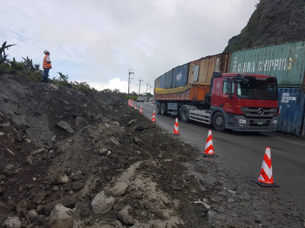 坍方的蘇花公路九宮里路今下午四點搶通。圖／公路總局第四區養護工程處提供