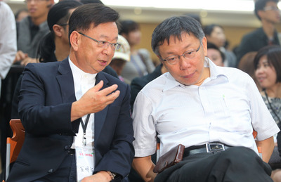 台北市長柯文哲（右）25日在台北，出席「台北天使俱樂部成立大會」，與資助創業家的聯電榮譽副董事長宣明智（左）交換意見。(中央社)20150525