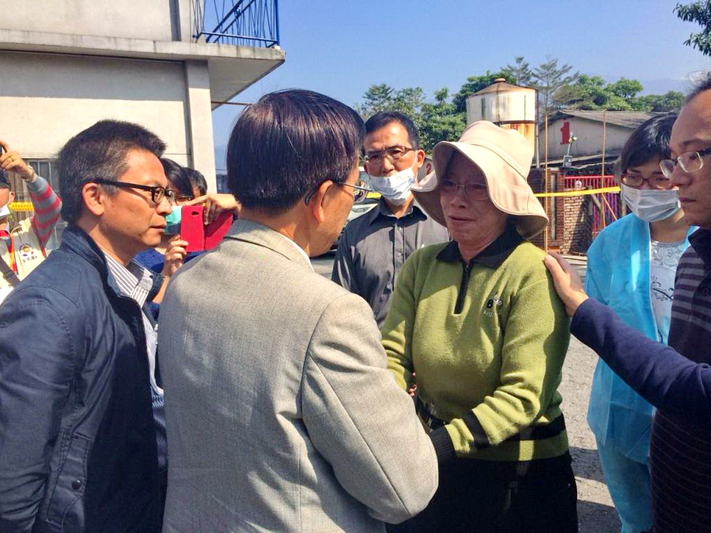 業者痛苦地向中央政府請求「從優補償免息貸款紓困」（照片屏東縣府提供）  