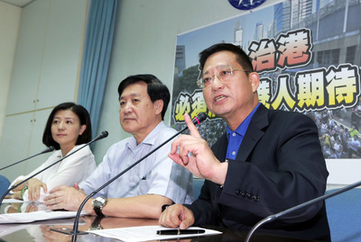 國民黨政策會代執行長費鴻泰（圖中）今(30)日宣佈將設「食安小組」推動食安法修法，並由立委王育敏（圖左）及李貴敏二位立委負責。　（中央社資料照片）