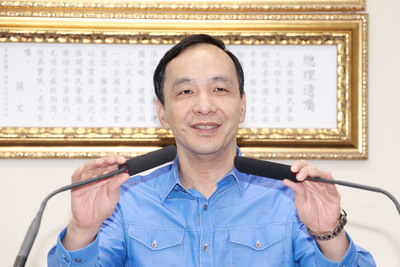  是否比照民進黨公布政治獻金專戶？中國國民黨總統候選人朱立倫表示，等一段時後再考慮。（中央社資料照）