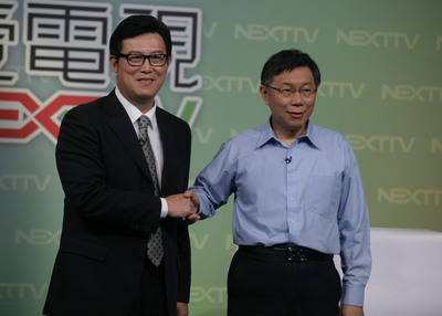 台北市長選舉在野整合政見發表會2日在台北市舉行，參選人民進黨立委姚文智（左）與台大醫師柯文哲（右），在發表政見前握手致意。(中央社)