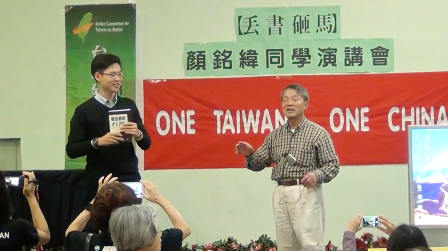 顏銘緯應要求演練丟書砸馬（記者陳俊廷翻攝）  