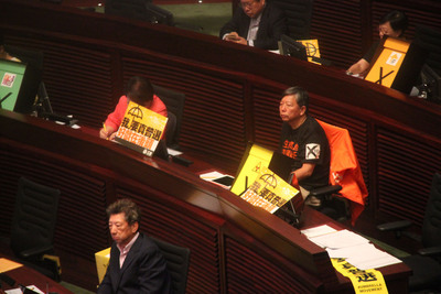 希望中共當局能反思此事，在香港停止作孽、讓香港市民獲得真普選。圖為香港立法會審議行政長官產生辦法議案（俗稱政改方案）過程中，反對議案的泛民議員在會議殿堂放置「我要真普選」的標語。（中央社資料照片）2015年6月17日