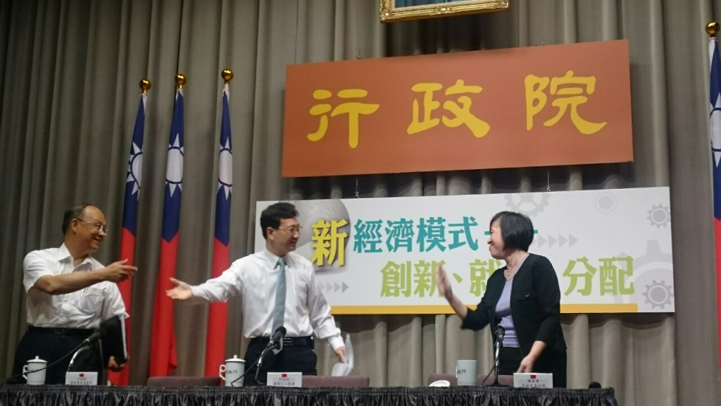 行政院今天舉行記者會，宣布小英重要政見「新南向政策」啟動。左起政務委員鄧振中、發言人童振源與國發會副主委高仙桂。圖／何豪毅攝