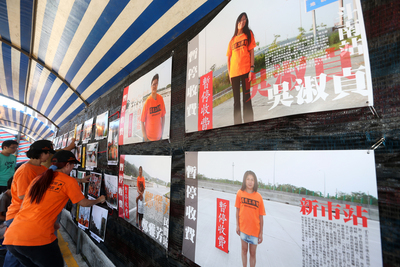 國道收費員抗爭終於落幕，總統府證實總統與閣揆確曾和徐旭東會面，進行企業社會責任勸說。圖為國道收費員自救會15日到民進黨中央黨部陳情。圖/中央社