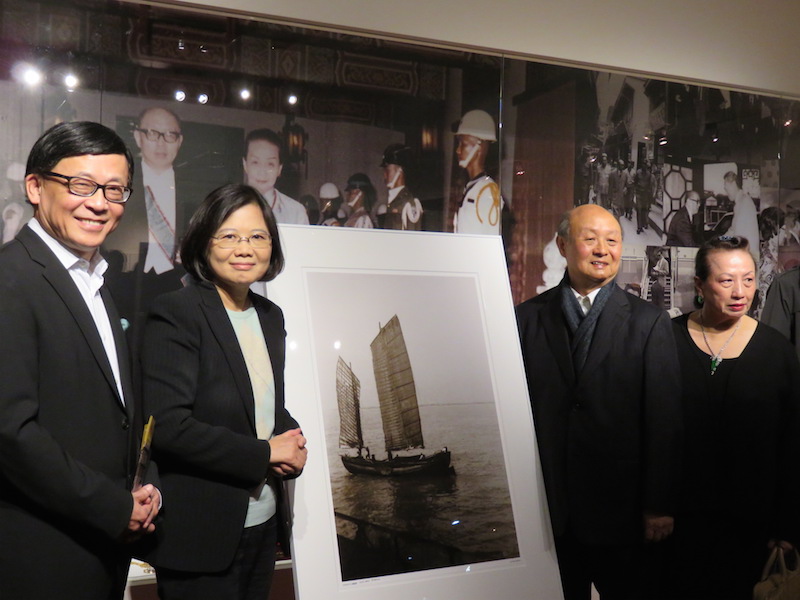 蔡英文今天參觀「嚴家淦110歲冥誕紀念展」，嚴家淦之子嚴雋泰贈送父親生前攝影作品「太湖帆影」。（朱蒲青攝）