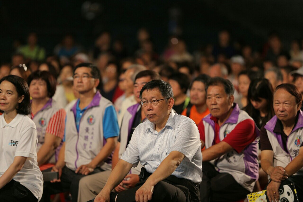台北市長柯文哲希望聽聽在地人的心聲，北市府今天下午在南港高工舉辦「東區門戶計畫」戶外開講，現場湧進上千位民眾。（圖北市府提供20151003）