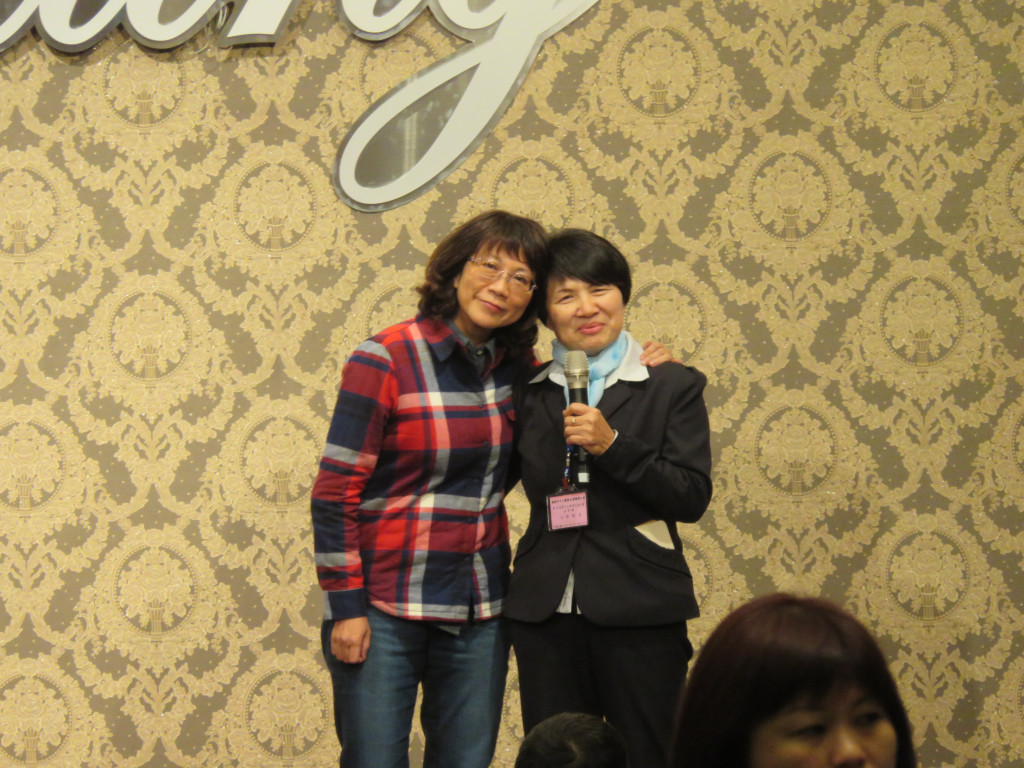 國民黨副總統參選人、前勞委會主委王如玄今晚前往基隆參加手工藝職業工會活動,提到她參選副總統的辛苦,「老實講我律師的日子很好過」,選到現在已經「有厝變沒厝」,正在找房子,但她覺得還是值得,只要想到不忘初衷,有達到目標,就算再艱苦也要撩落去。(記者唐詩攝影)