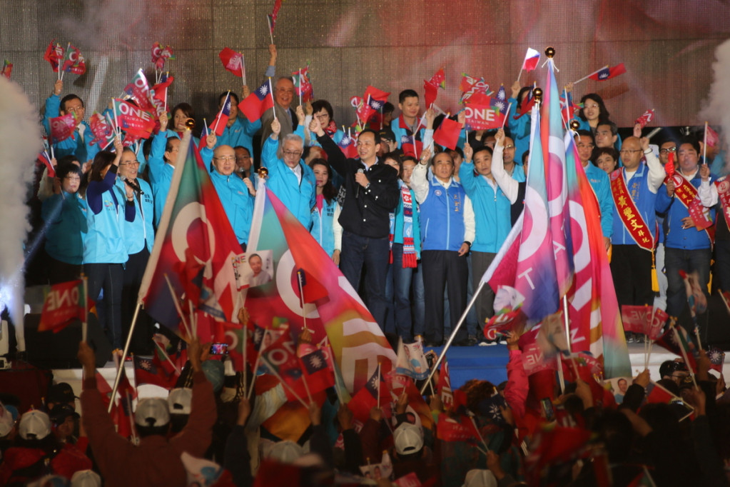 國民黨在高雄舉辦造勢活動。總統候選人朱立倫演講時針對高雄市徵收汙水處理費，大罵高市府爭功諉過。（記者何豪異攝）20160114