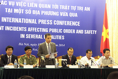 越南外交部部長助理鄧明貴（立者）17日否認有所謂的518遊行活動，但是也強調，民眾有權去參加示威遊行活動，但要遵守法律。他同時肯定台商對越南的貢獻。圖:中央社