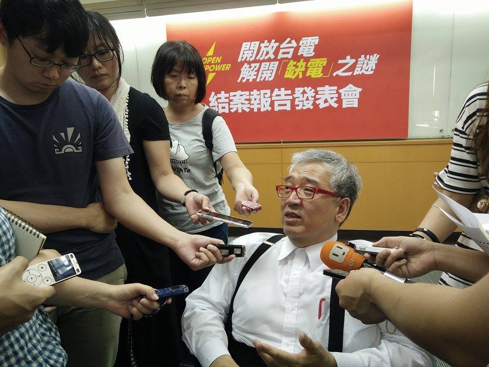 號召「開放台電」，前國策顧問郝明義今天公佈結案報告，報告中指出台電的「缺電之狼」確有「十匹狼」，其中包括長期盤踞在經濟部之內的利益集團，最後他更具體指出確實就是有「核電幫」的存在，也點名經濟部官股的「中興工程顧問社」與核電幫的存在。圖／唐詩