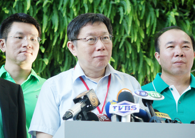 台北市長柯文哲（中）為雙城論壇拜訪上海，遭部分綠營人士批評。柯文哲今天表示，他從今年3月到現在的論述都一致，在大陸跟在台灣講的話都一樣。(中央社資料照片)