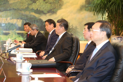 朱立倫在朱習會致詞時，3度引用中共總書記習近平（圖右3）講話，6次提及92共識，3度講了台灣，但未提到中華民國4個字。（中央社）20150504