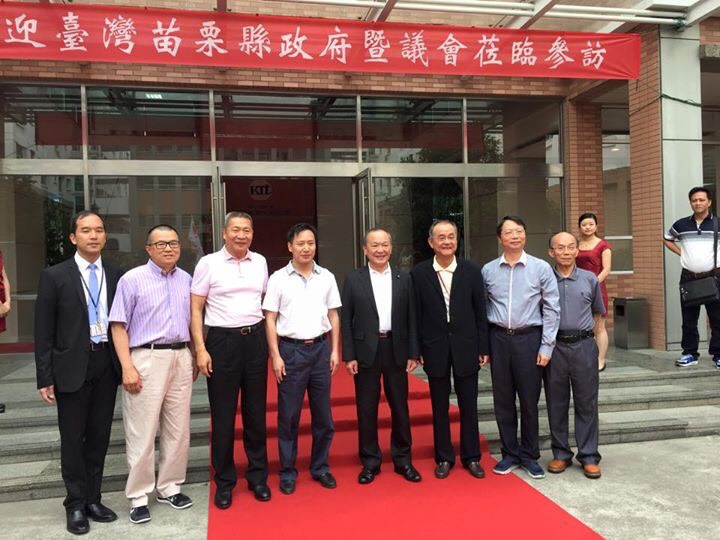 苗栗縣長徐耀昌（右四）率議員出到上海南京考察，縣府員工卻又遭拖薪未發，引發民怨。圖為在南京考察所攝。（翻攝自臉書）20150608