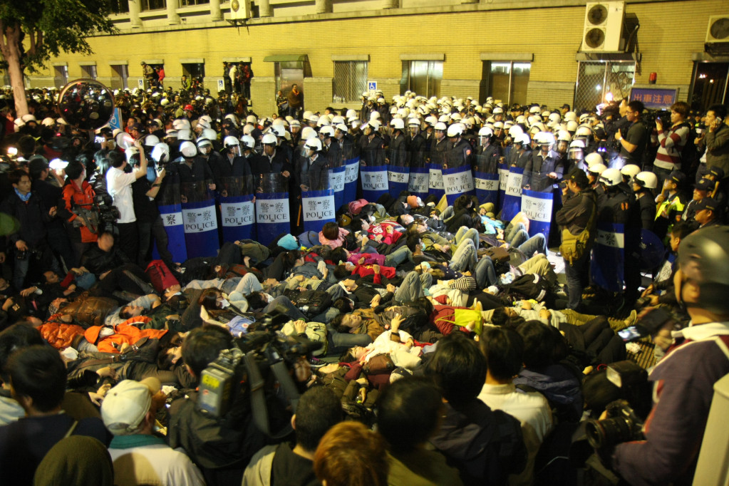 行政院23日宣布撤回對太陽花運動的告訴,「反黑箱服貿義務律師團」除表達肯定外,也呼籲行政院立即調查324 政院暴力驅離事件的真相。(資料照,記者何豪毅攝)