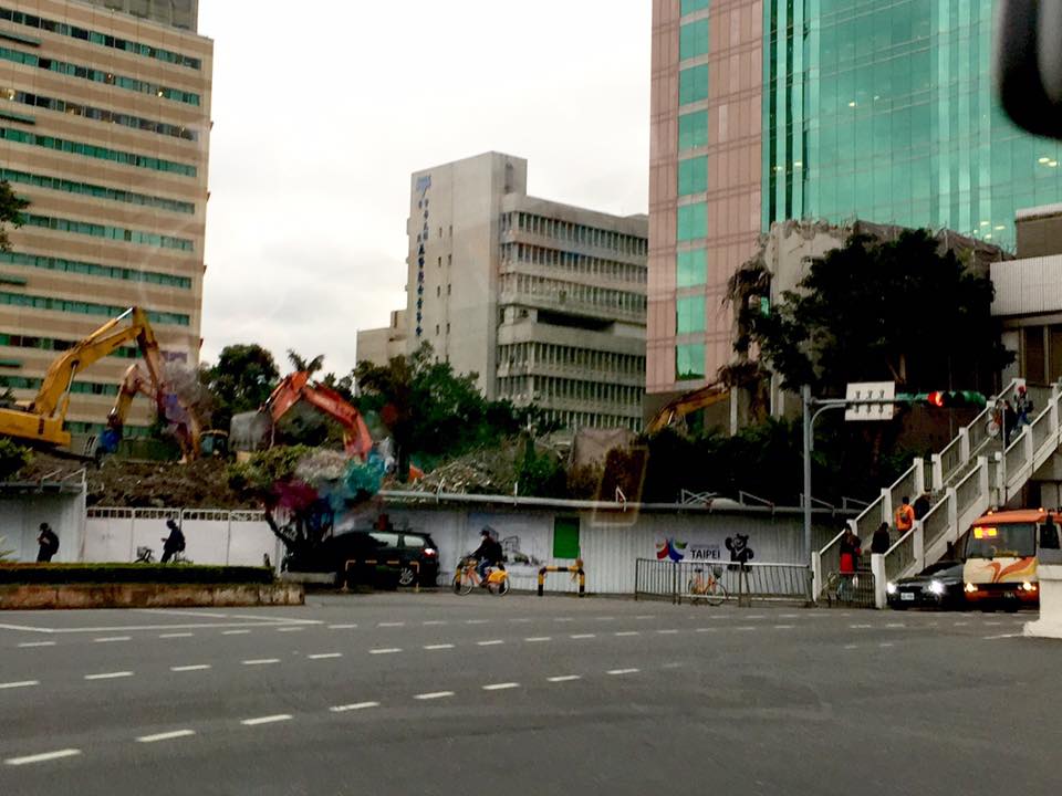 台北市政府不但在農曆年期間快速拆光忠孝橋引道，讓北門重見光明，這兩天更悄悄把台北市議會舊大樓拆個精光，讓媒體人蔡玉真戲稱柯P變成拆除大隊隊長。（圖片擷取自蔡玉真臉書）
