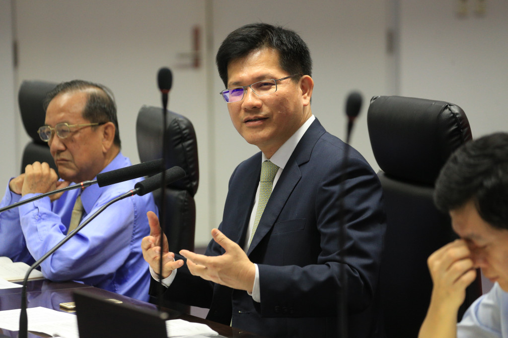 台中市政推動「都市針灸法」方式,希望將閒置荒廢土地及掩埋場,翻轉成民眾可休憩的場所,為後代子孫留下更多綠地。圖/台中市府提供