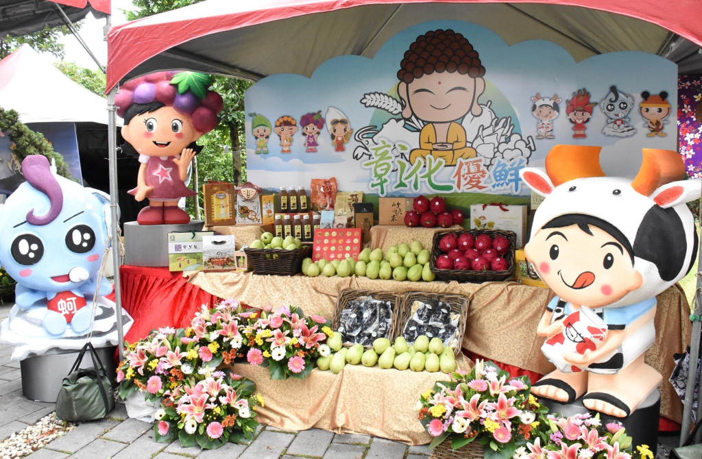 中彰投苗四縣市代表，1日在農委會後廣場庭院舉行「2016中臺灣農業博覽會開幕典禮」記者會，邀請民眾一起來體驗最優質的中台灣農特產品。圖／彰化縣政府