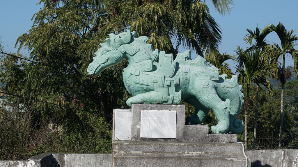 東勢大橋的鎮橋之獸：楊英風的雕塑「龍馬」。(Wiki, Fcuk1203, 20160805)