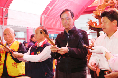 國民黨主席暨總統參選人朱立倫(右2)與立法院長王金平(右3)到花蓮參加萬人誓師團結大會並拜廟上香,對副手軍宅案表示「負面選舉傷害台灣民主」。(中央社)20151203