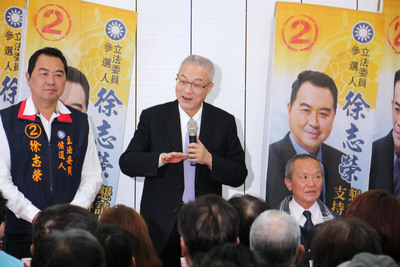 副總統吳敦義(中)前往苗栗縣為立委候選人徐志榮(左)加油打氣,至於參選2016?他表示「不會再回答這個事。」(中央社)20150201