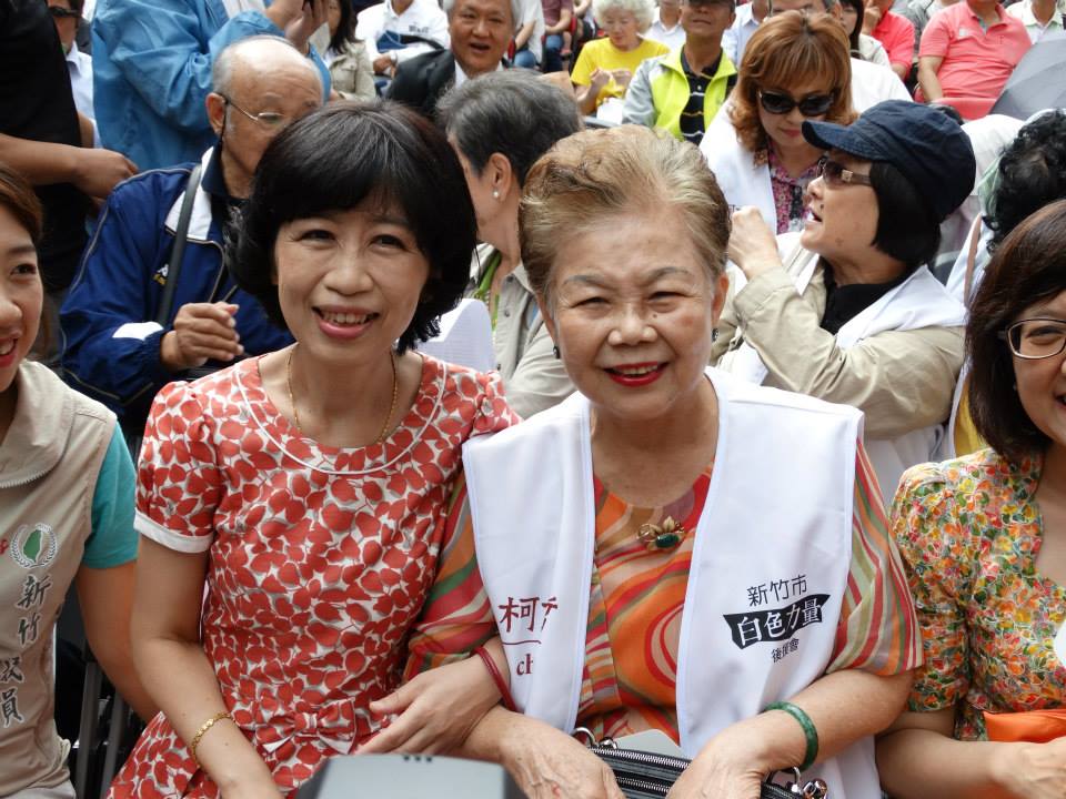 台北市長柯文哲的媽媽何瑞英(圖右)親和力十足，傳出有意競逐2018縣市長的綠營A咖戰將爭相力邀柯媽站台，柯文哲提醒媽媽：「少出去吃飯，不要隨便答應人家。」 邱萬興攝