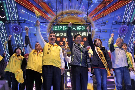 蔡英文洪慈庸聯合競總成立,林佳龍推荐洪慈庸年輕丶勇敢,代表青年和勞工。「洪媽媽」胡素貞則透露她其實更想當「阿嬤」,但為了台灣,她同意讓慈庸出來參選打拚。(蔡洪競總提供)