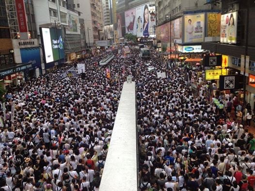 數十萬人今日參與七一大遊行，傍晚六時許，怡和街依然擠滿市民，擠爆車道，由於警方拒絕開放軒尼詩道東行車線，形成瓶頸。遊行人士與警一直在兩路交界處對峙，情況膠着。（圖片取自《主場新聞》）