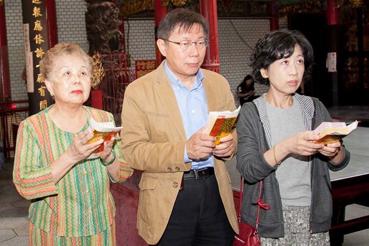 一早清晨先與妻子陳佩琪回到新竹老家，與父母在民進黨新竹市長候選人林智堅、立法院黨團總召柯建銘陪同下到城隍廟上香拜拜，祈禱選舉順利。﹝取自林智堅臉書﹞