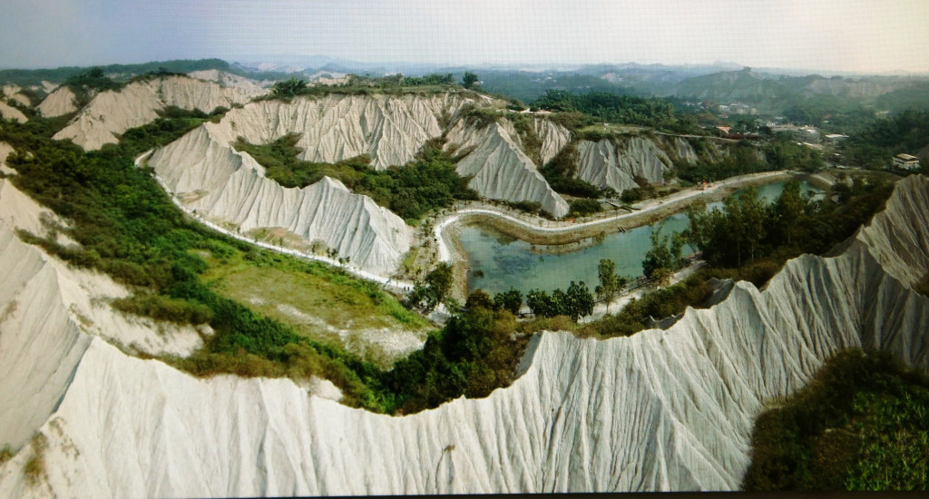 田寮月世界空照圖 光禿陡峭惡地山坪，與長草木的山坡參差雜錯。圖／田坤國攝影；呂自揚提供