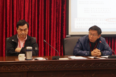 台北市副市長鄧家基8日邀護樹團體開會，市長柯文哲（右）指示捷運工程局1週內提出是否有不移樹方案。（中央社）